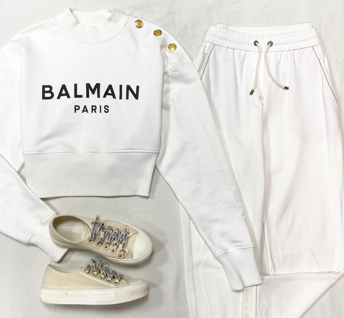 Толстовка Balmain размер XS цена 31 310 руб 
Брюки  размер 40 цена 10 959 руб 
Кеды Christian Dior размер 36.5 цена 31 310 руб
