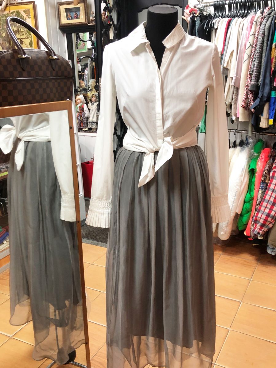 Юбка Peserico размер 40 цена 15 655 руб
Рубашка Alexander Mqueen размер 40 цена 7 828 руб