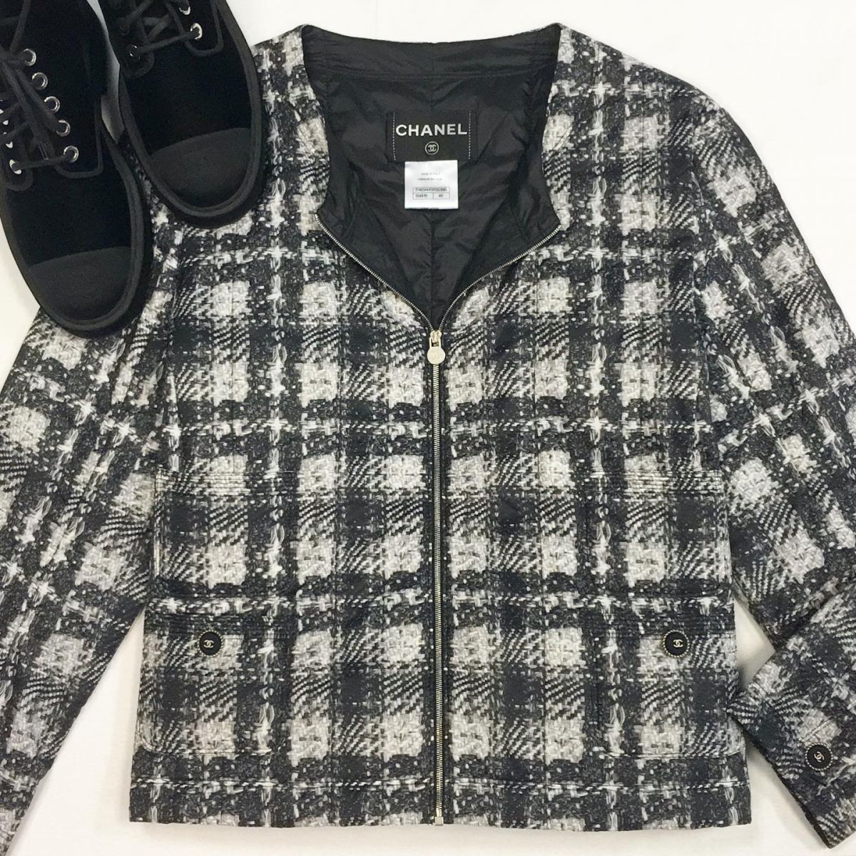 Куртка CHANEL  размер 46 цена 76 925 рубБотинки CHANEL  размер 39.5 цена 61 549 руб