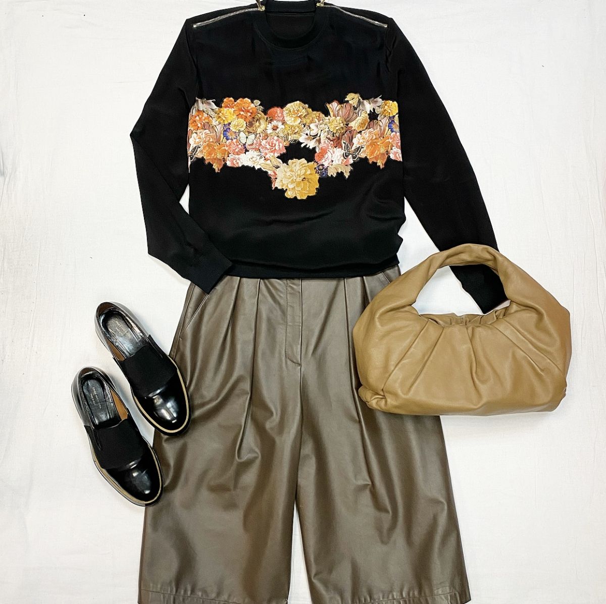 Толстовка / шёлк / Givenchy размер 38 цена 15 385 рубКюлоты / кожа / Max Mara размер 40 цена 18 463 рубЛоферы Dries Van Noten размер 39 цена 10 000 рубСумка Bottega Veneta