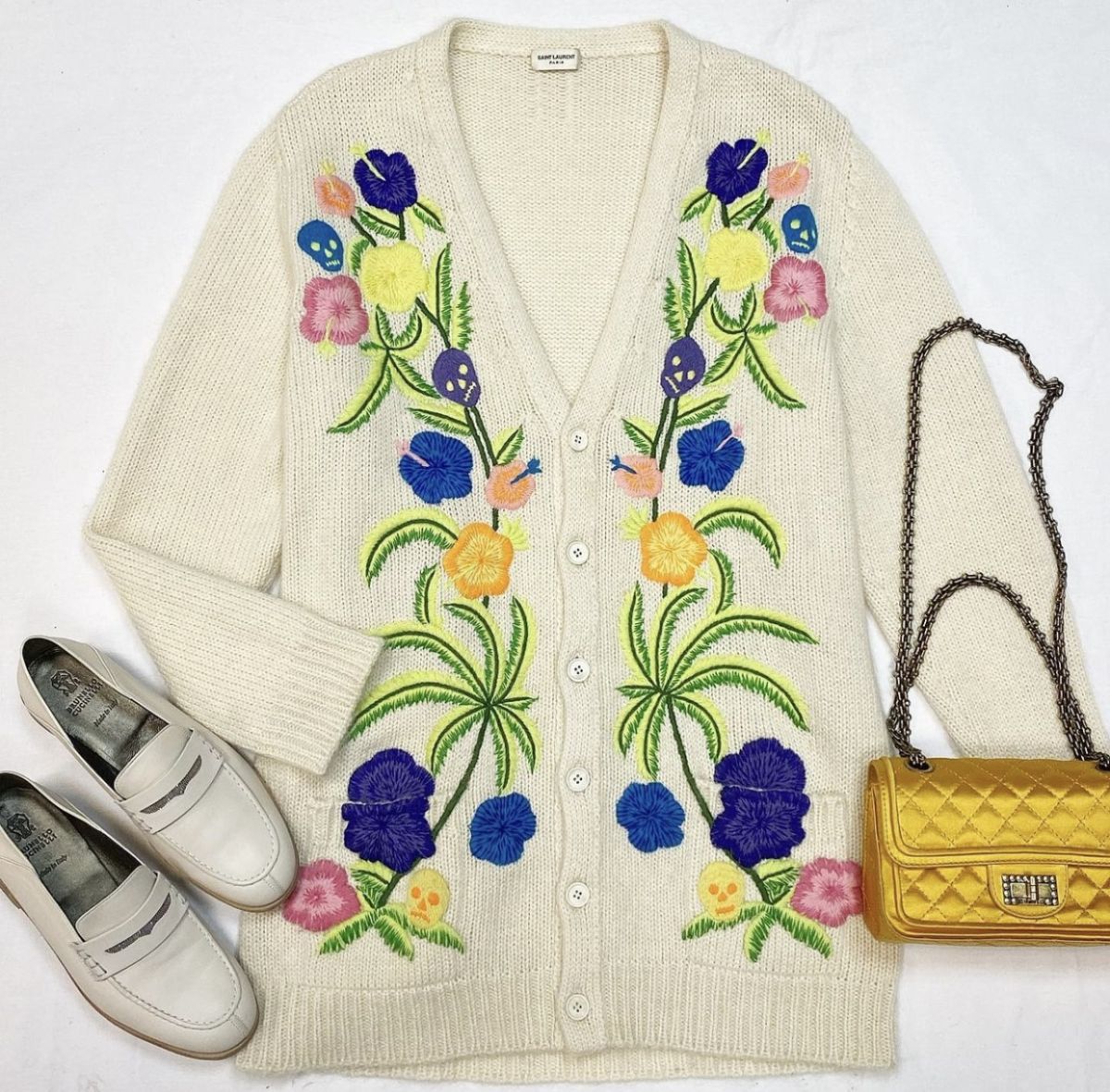 Кардиган / вышивка / Saint Laurent размер M цена 61 540 руб Лоферы Brunello Cucinelli размер 38 цена 30 770 руб Сумка Chanel
