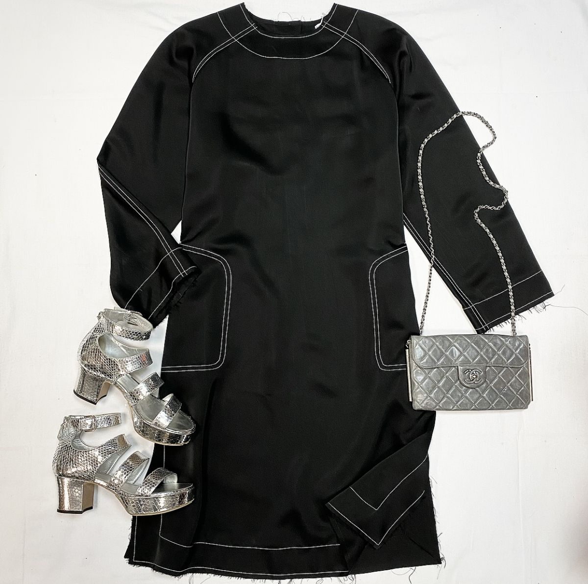 Платье Loewe размер 40 цена 23 078 рубБосоножки Chanel размер 39 цена 40 000 рубСумка Chanel