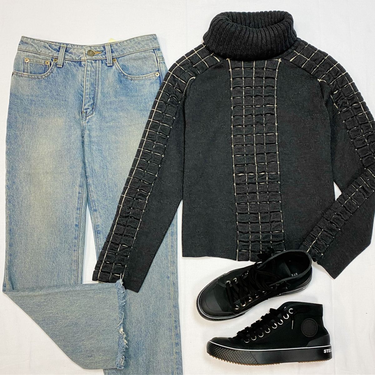 Свитер Chanel размер 44 цена 15 385 руб Джинсы Saint Laurent размер 27 цена 12 308 рубКеды Stella McCartney размер 39 цена 9 231 руб