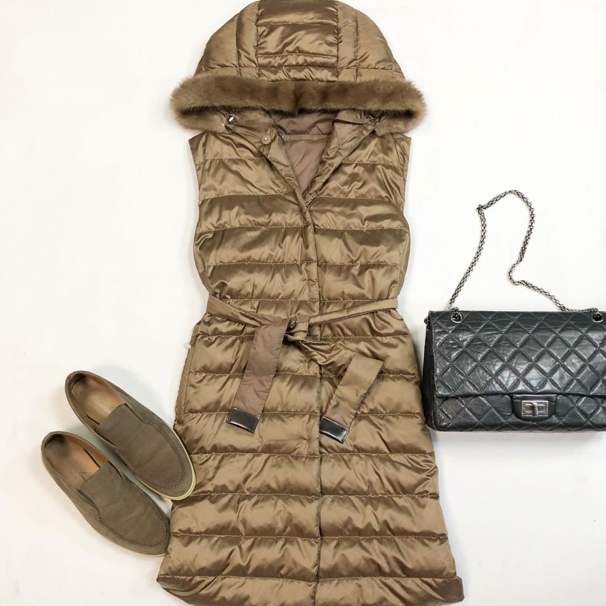 Жилет/отделка мех/ Max Mara размер 40 цена 23 078 рубЛоферы Loro Piana размер 39 цена 38 463 рубСумка Chanel