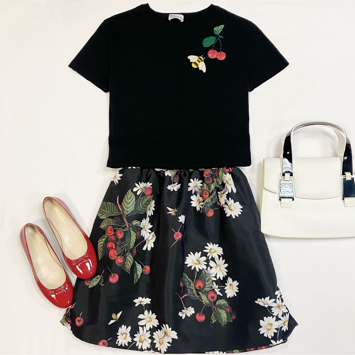 Костюм Red Valentino размер L цена 10 770 рубБалетки Prada размер 36.5 цена 12 308 рубСумка Escada