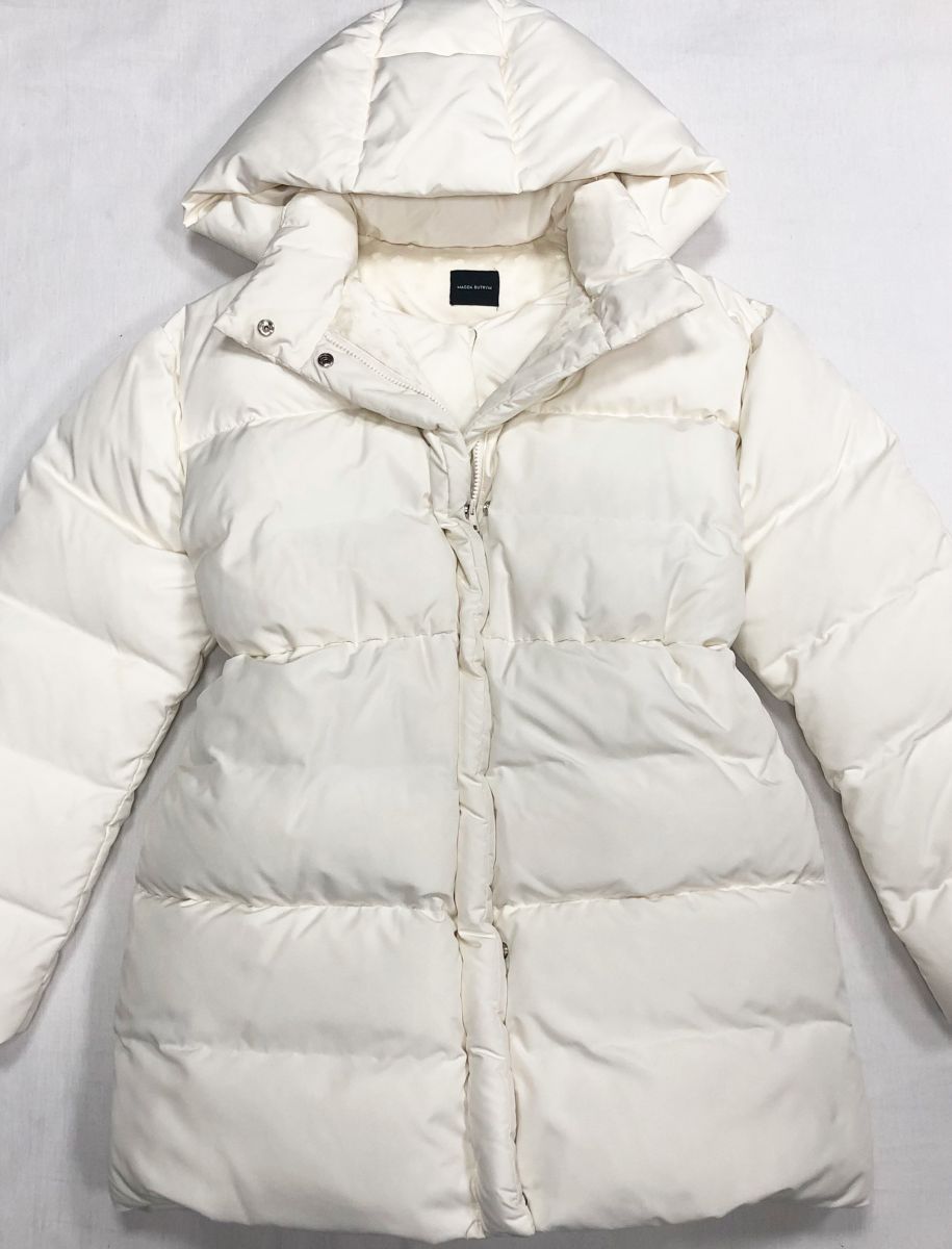 Пуховик Magda Butrym размер 42 цена 31 310 руб
Ботинки Chanel размер 39.5 цена 62 620 руб