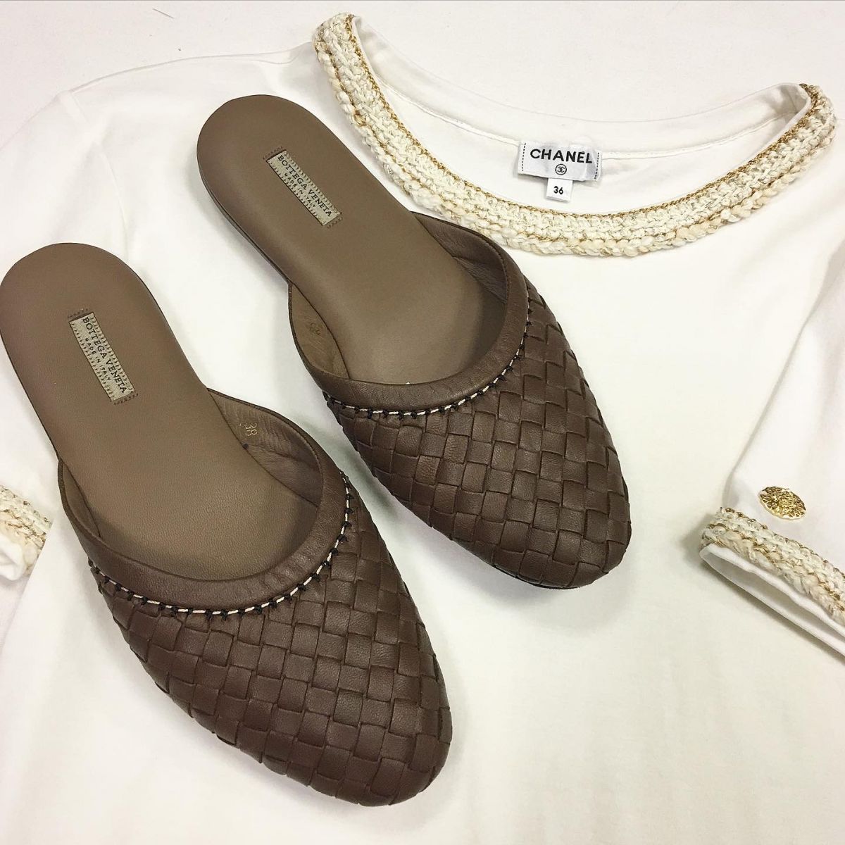 Футболка Chanel  размер 36 / 42 / цена 30 770 руб Мюли Bottega Veneta  размер 38 цена 7 693 руб