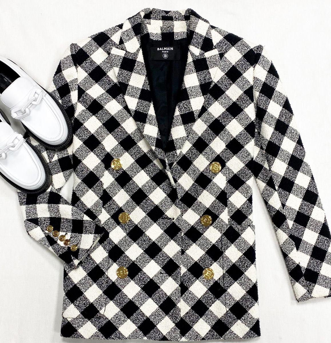 Жакет /твид/ Balmain размер 34 цена 61 540 руб
Лоферы Louis Vuitton размер 40 цена 46 155 руб 