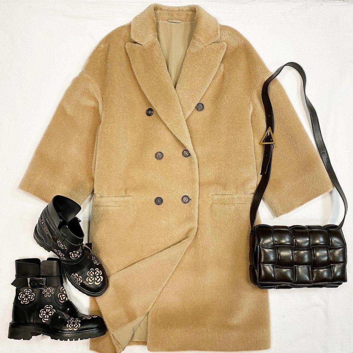 Пальто / отделка манили / Brunello Cucinelli  размер 42 цена 153 847 руб Ботинки Alexander Mcqueen  размер 39 цена 15 385 руб Сумка Bottega Veneta 