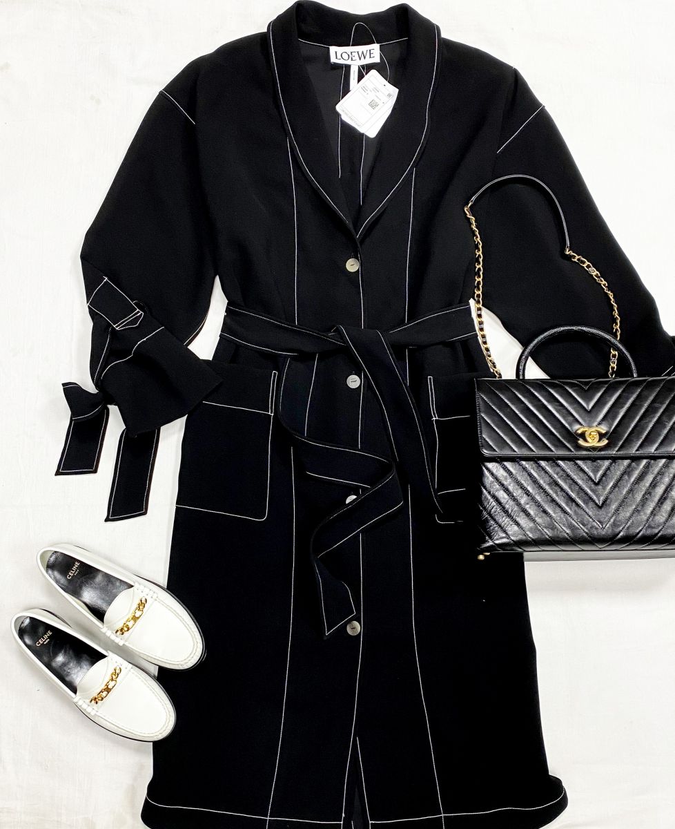 Плащ Loewe размер S цена 70 448 руб
Лоферы Celine размер 38 цена 46 965 руб
Сумка Chanel 