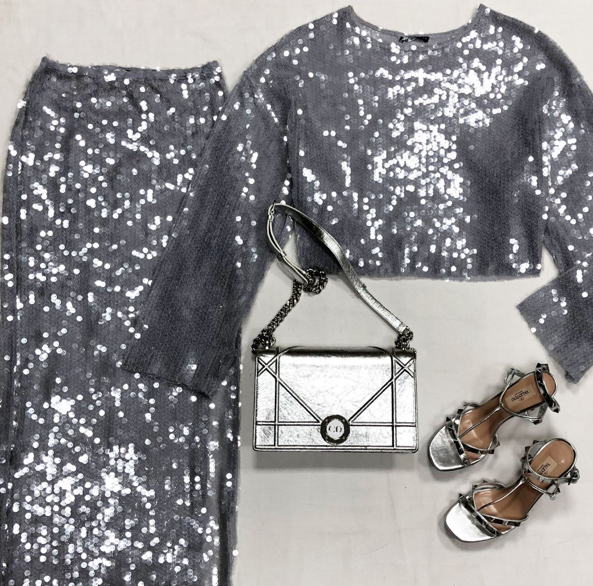 Костюм / пайетки/ размер M цена 7 828 руб
Босоножки Valentino размер 36.5 цена 23 483 руб
Сумка Christian Dior