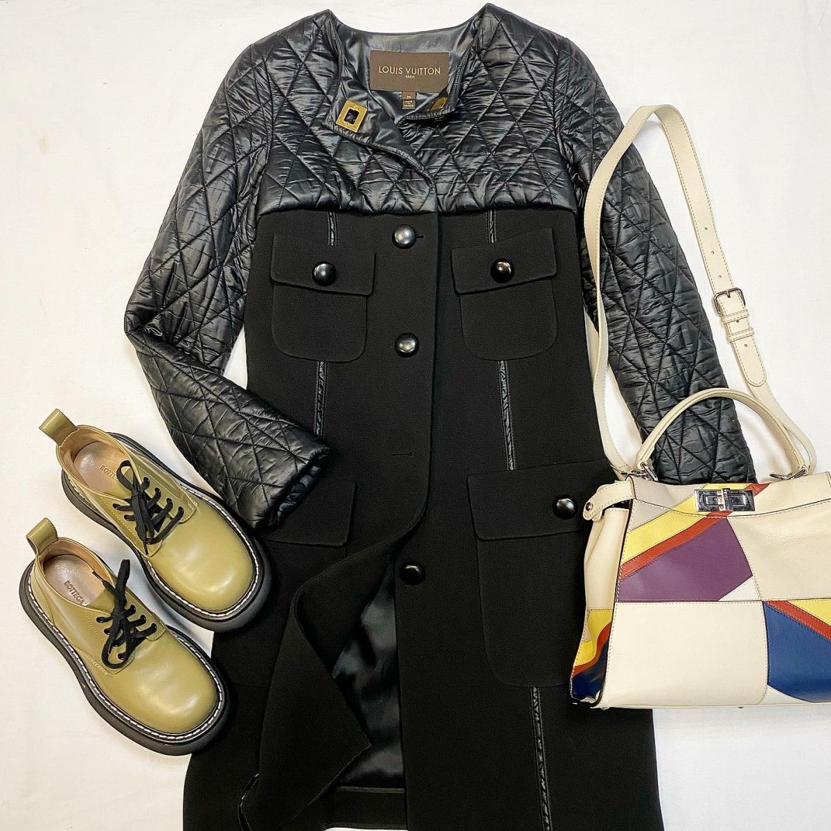 Пальто Louis Vuitton  размер 36 цена 61 540 руб Ботинки Bottega Veneta  размер 37 цена 33 847 руб Сумка Fendi 