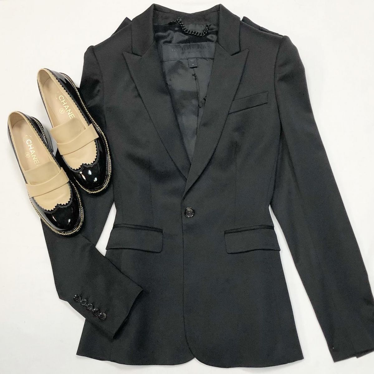 Жакет Burberry размер 38 цена 23 078 рубЛоферы Chanel размер 36 цена 53 848 руб