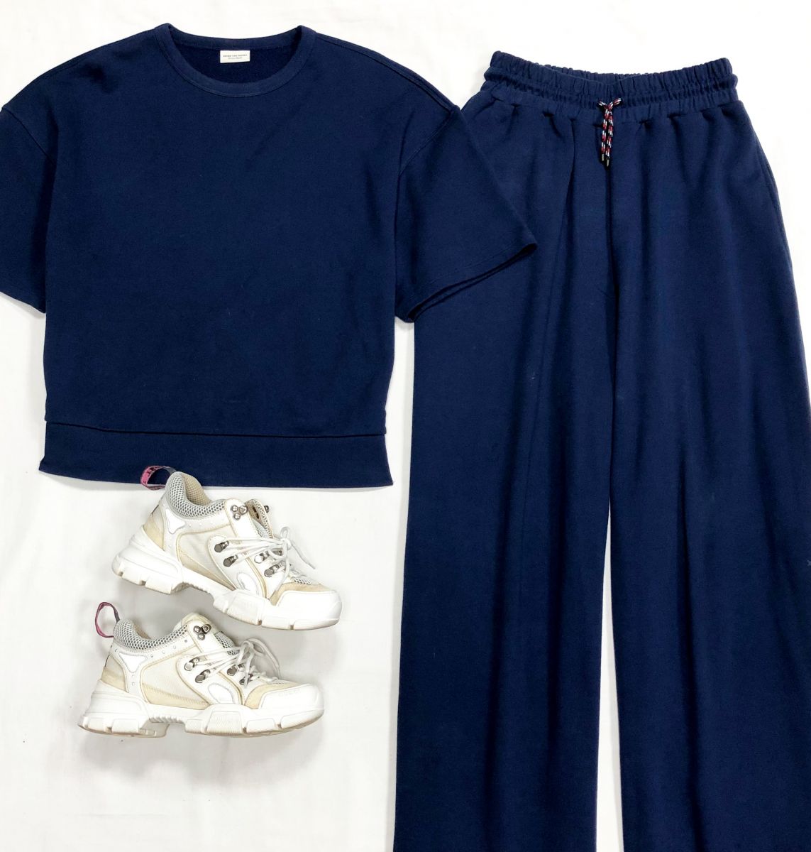 Костюм Dries Van Noten размер S цена 23 483 руб
Кроссовки Gucci размер 37 цена 23 483 руб