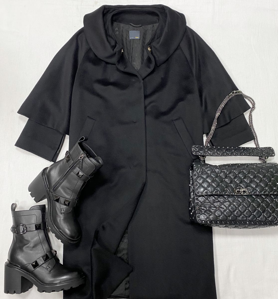 Пальто / кашемир / Fendi размер 42 цена 109 585 руб 
Ботинки Valentino размер 37 цена 31 310 руб 
Сумка Valentino