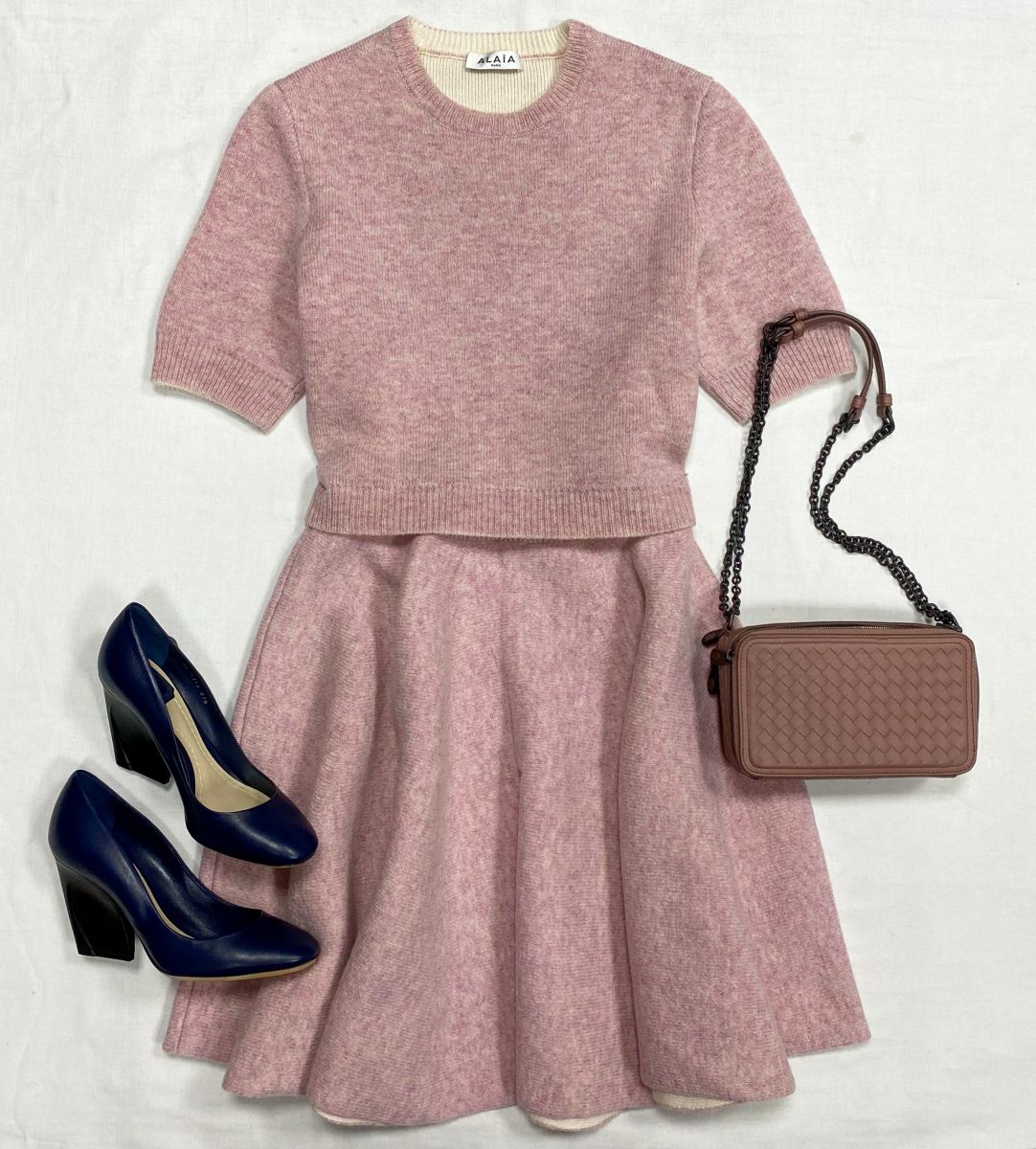Костюм / кофта + юбка / Alaïa размер 40 цена 46 965 руб 
Туфли Christian Dior размер 37.5 цена 15 655 руб / новые / 
Сумка Bottega Veneta