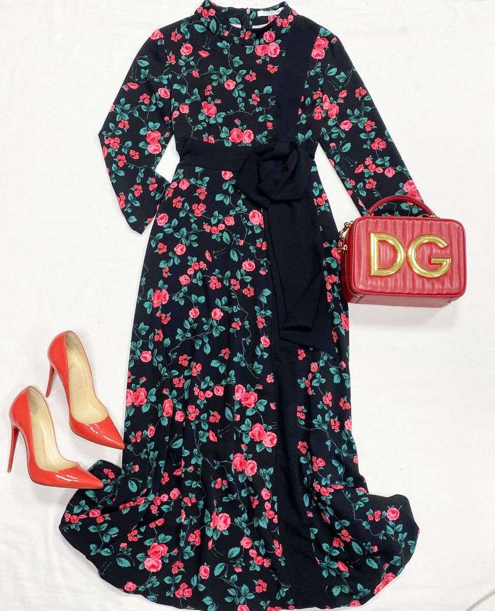 Платье Vivetta размер 42 цена 9 393 рубТуфли Louboutin размер 37.5 цена 15 655 рубСумка Dolce Gabbana