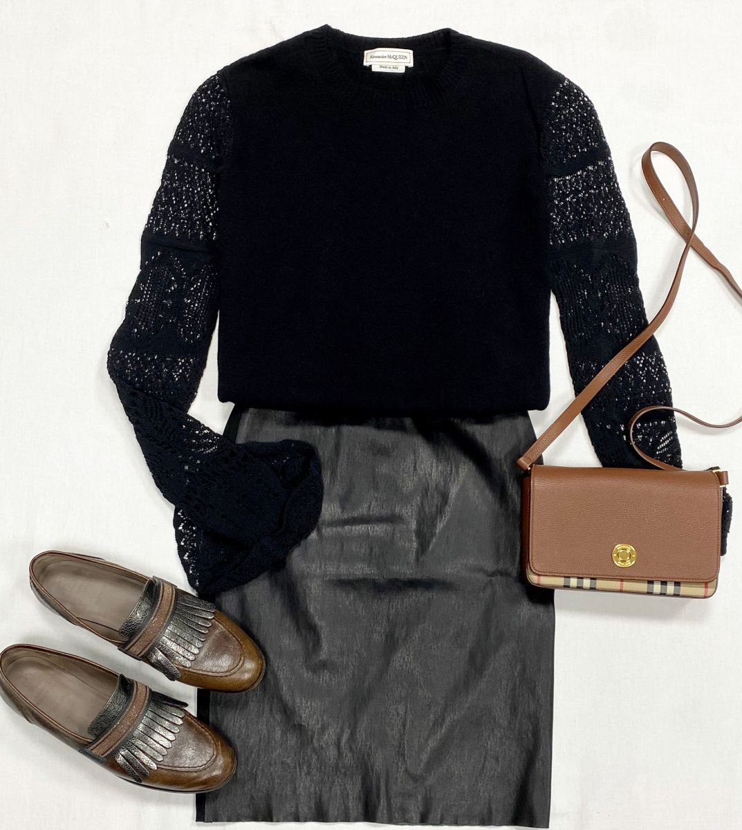Кофта Alexander McQueen размер 42 цена 23 078 руб
Юбка /кожа/ замша/ Isabel Marant размер 38 цена 12 308 руб
Лоферы размер 38 цена 27 693 руб
Сумка Burberry 