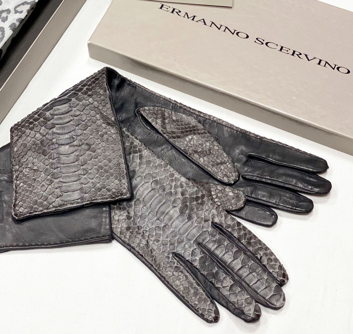 Перчатки / отделка питон / Ermanno Scervino размер 8 цена 23 078 руб 