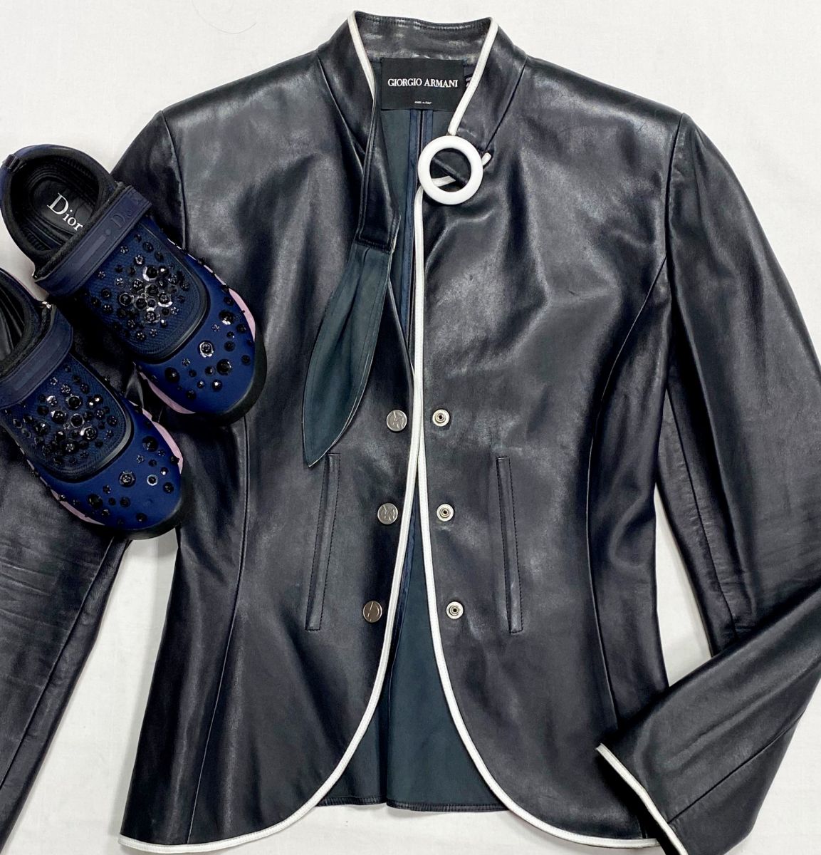 Куртка Giorgio Armani размер 44 цена 23 483 руб
Кроссовки Christian Dior размер 37 цена 9 393 руб