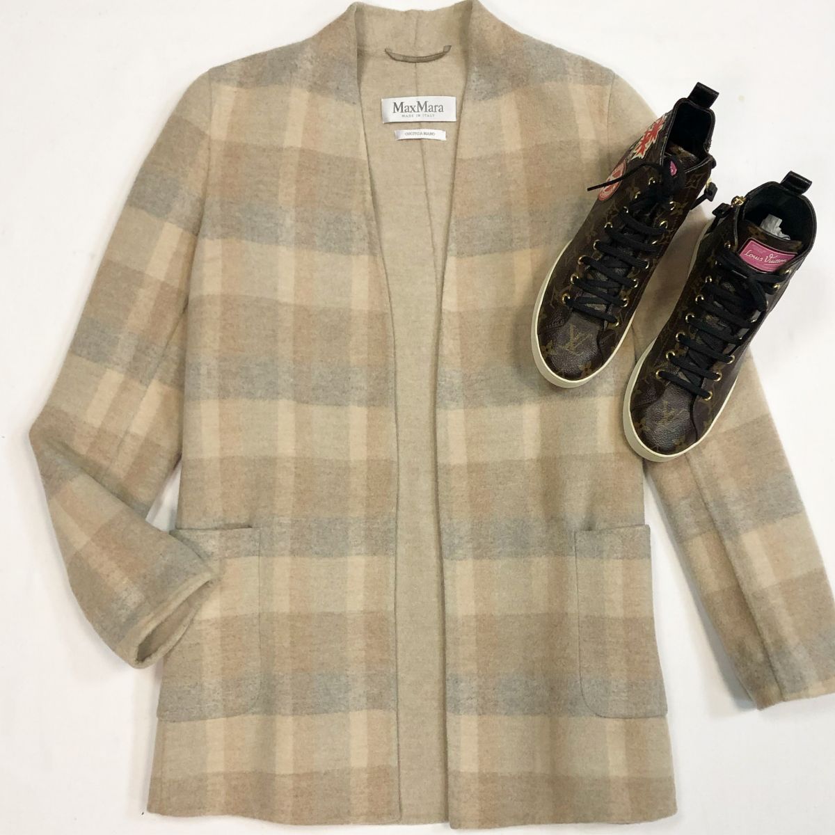 Пальто MAX MARA  размер 42 цена 15 385 рубКеды LOUIS VUITTON  размер 37 цена 23 078 руб
