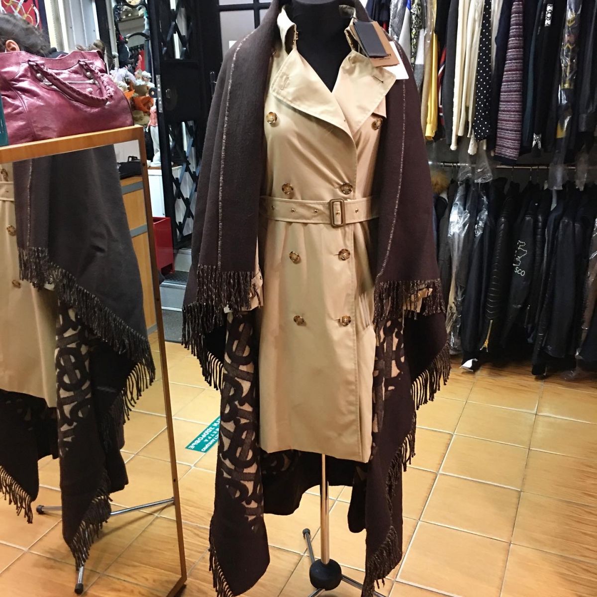 Тренд с накидкой Burberry размер 38 цена 76 925 руб /с ценником/