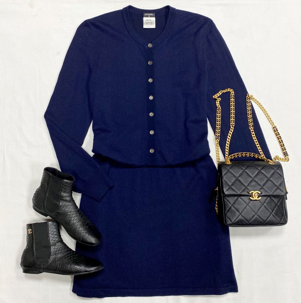 Платье Chanel размер 48 цена 61 540 руб 
Ботинки Chanel размер 37.5 цена 15 385 руб 
Сумка - рюкзак Chanel