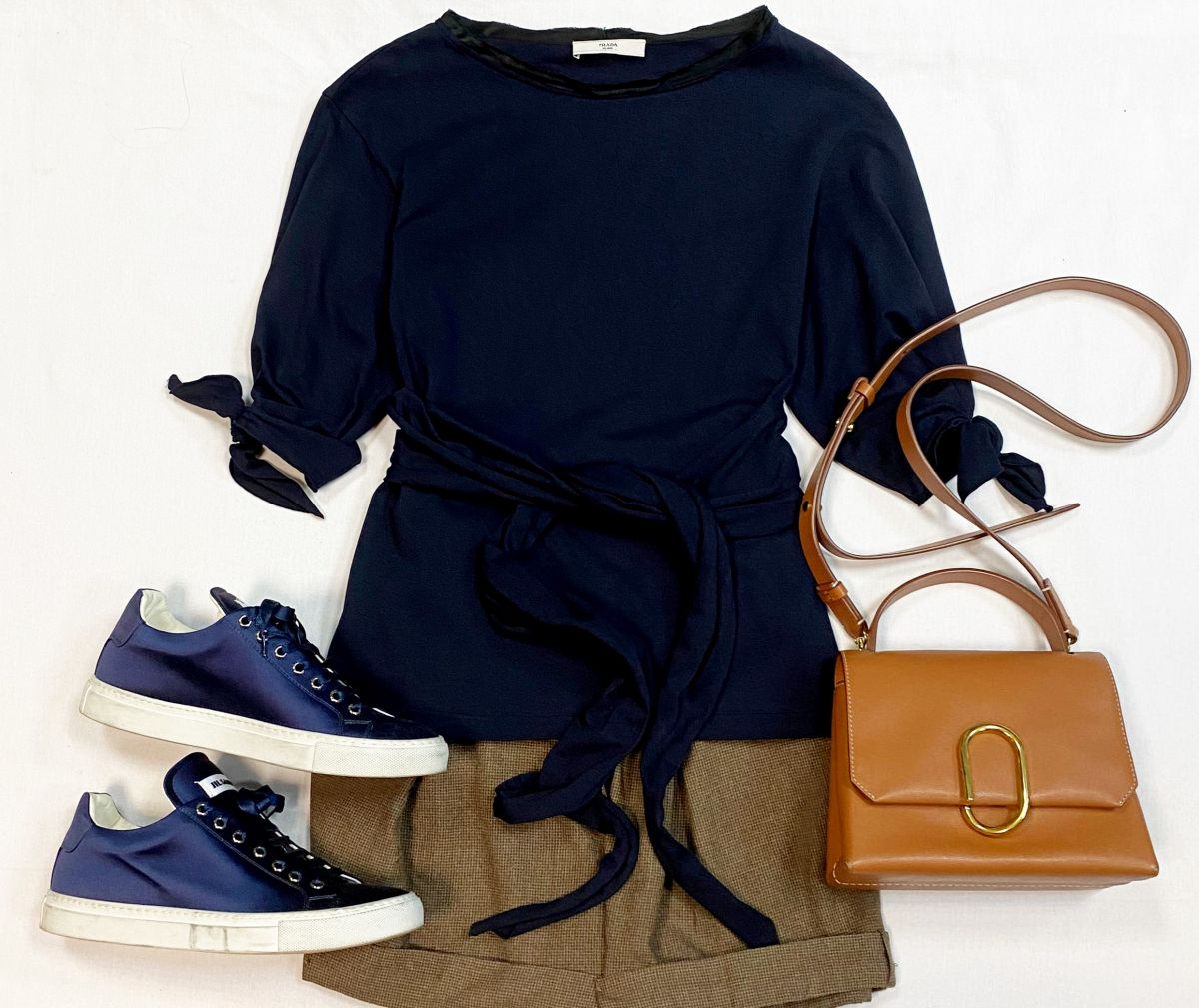 Шорты Brunello Cucinelli размер 38 цена 7 693 оуб
Футболка Prada размер XS цена 3 846 руб
Кеды Jil Sander размер 40 цена 9 231 руб
Сумка Phill lim 