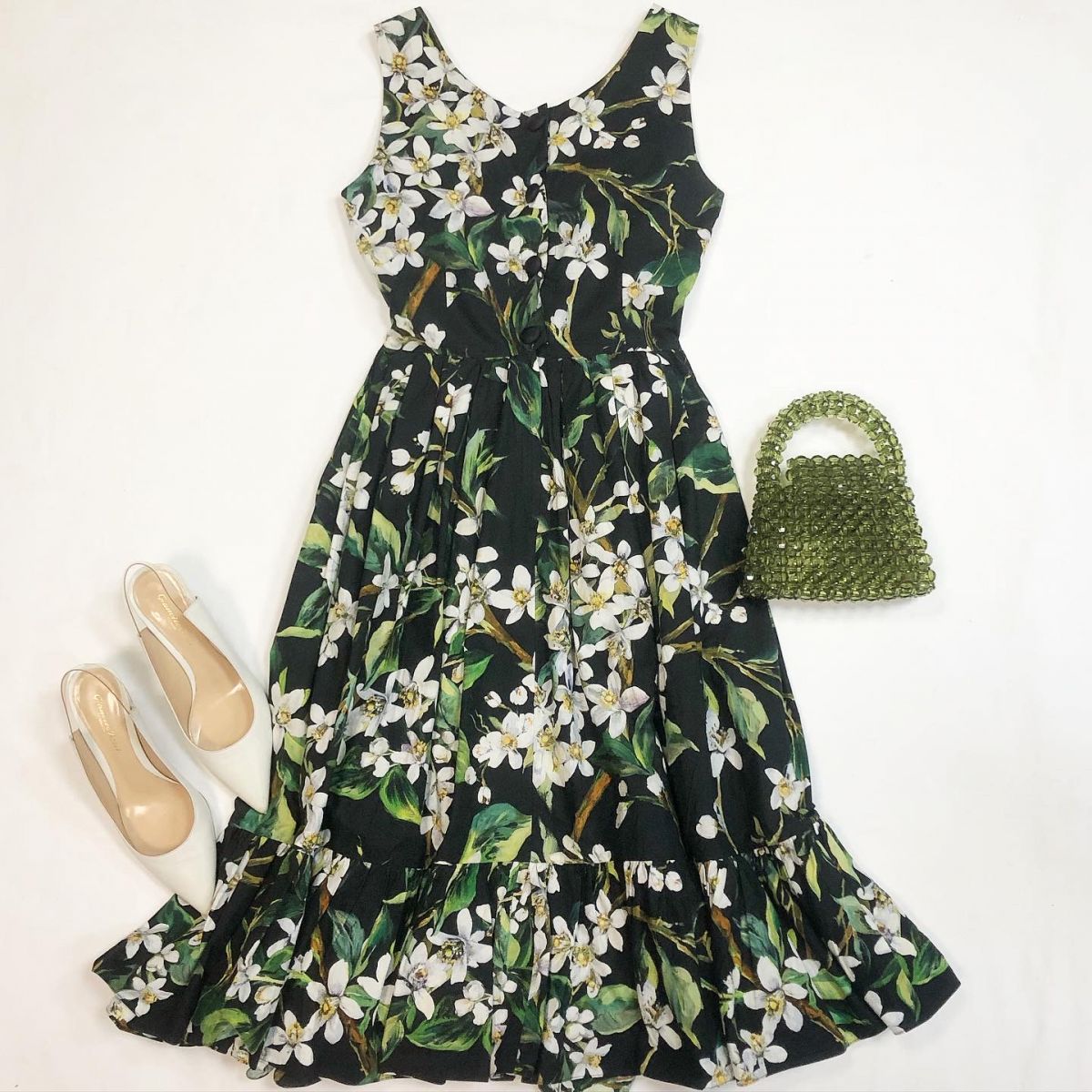 Платье Dolce Gabbana размер 42 цена 23 077 рубТуфли Gianvito Rossi размер 37.5 цена 12 308 рубСумка Chatelet
