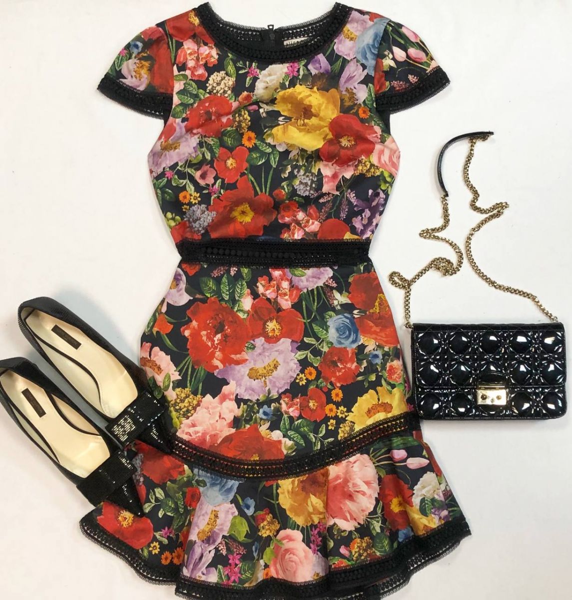 Платье Alice Olivia размер 38 цена 7 693 руб
Туфли Louis Vuitton размер 38.5 цена 23 078 руб
Сумка Dior