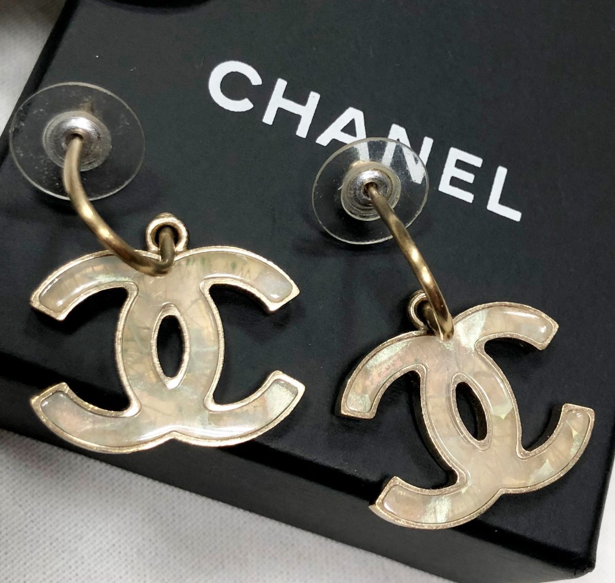 Серьги Chanel цена 39 138 руб / в коробке/ 

