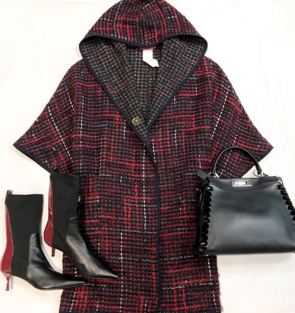 Пончо /люрекс/ Max Mara размер S/M цена 18 462 рубБотильоны AGL размер 40 цена 15 385 рубСумка Fendi