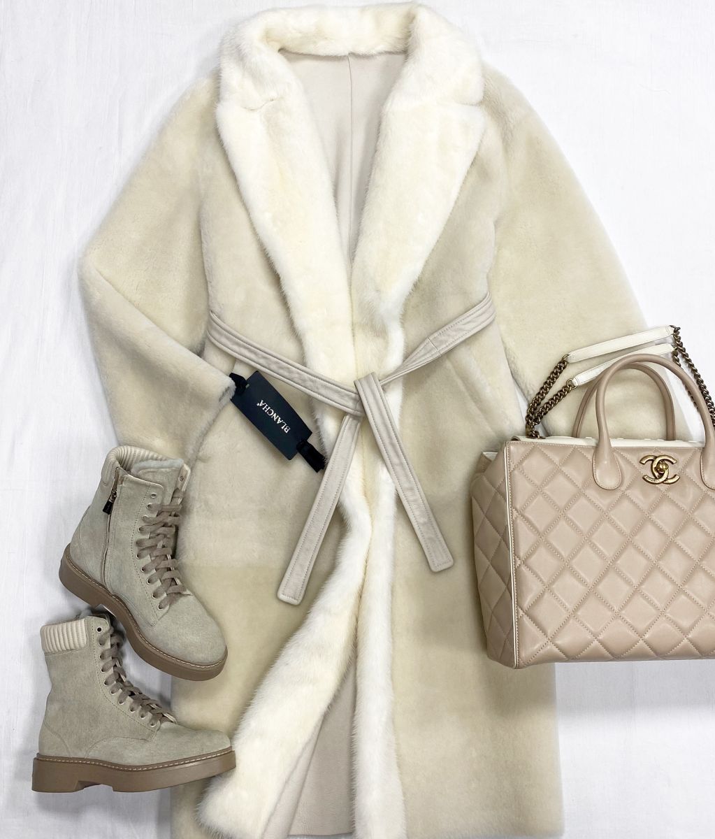 Дубленка / двухсторонняя / Blancha размер 46 цена 125 240 руб 
Ботинки Santoni размер 36.5 цена 31 310 руб
Сумка Chanel