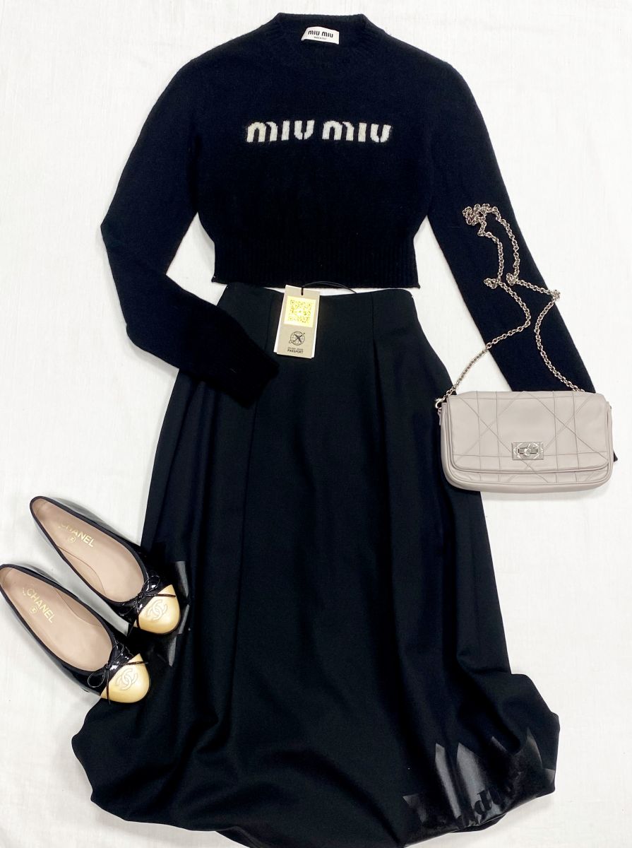 Кофта Miu Miu размер 38 цена 46 965 руб
Юбка Golden Goose размер M цена 18 786 руб
Балетки Chanel размер 38 цена 21 917 руб
Сумочка Christian Dior 