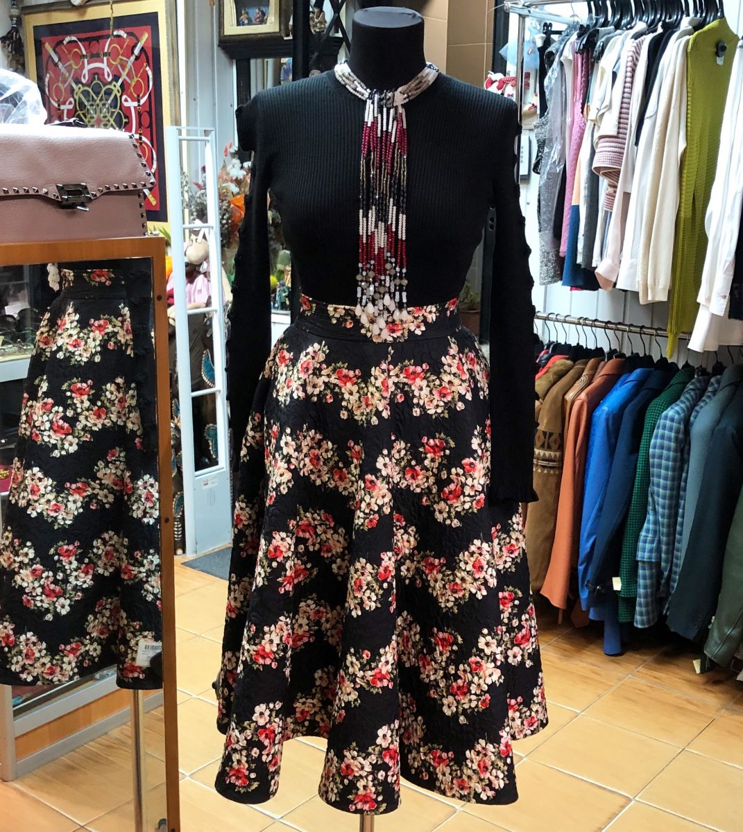 Кофта Chanel размер 36 цена 46 155 руб Юбка Dolce Gabbana размер 42 цена 30 770 руб/с биркой/