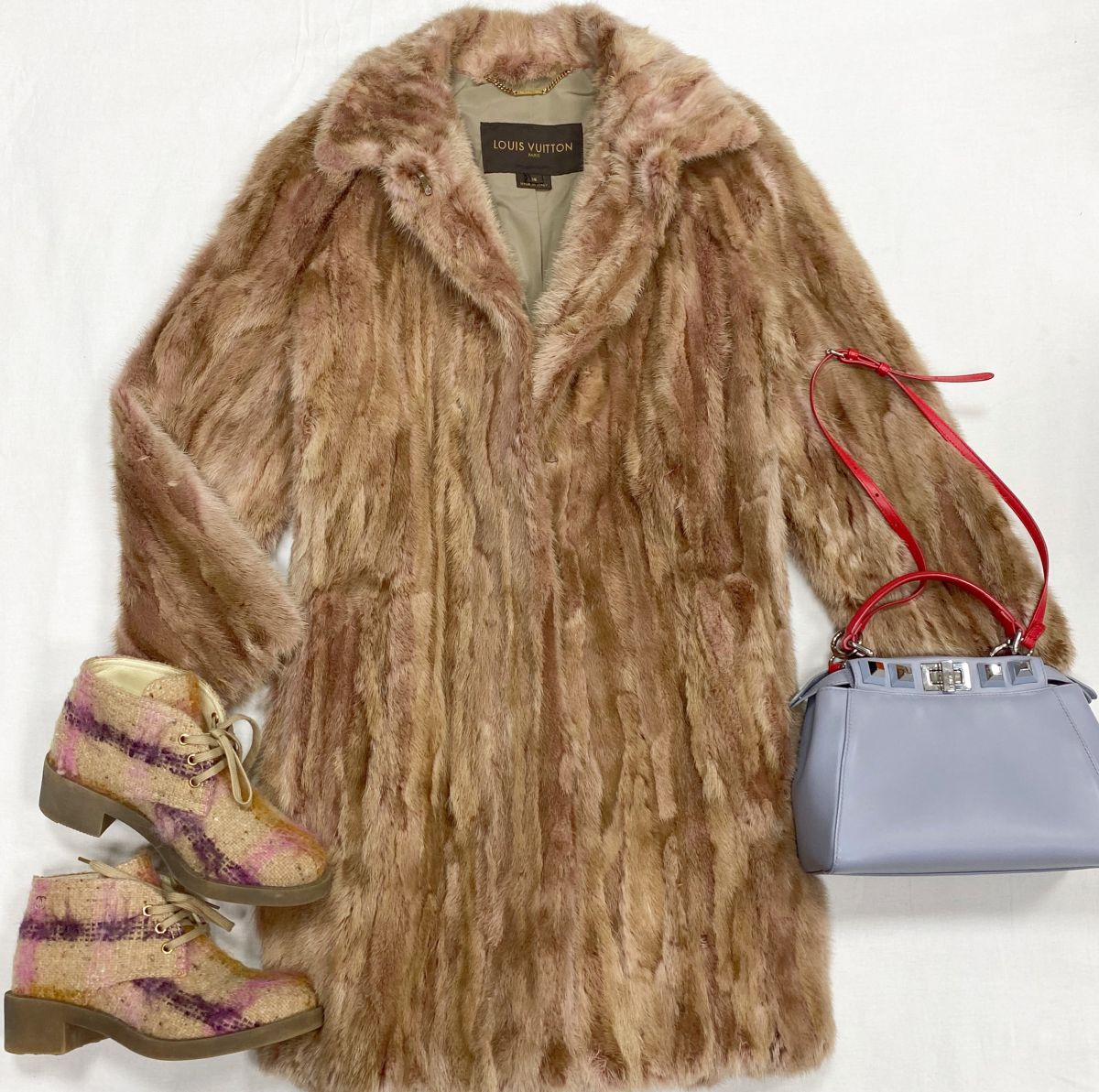 Шуба / мех норки / Louis Vuitton размер 38 цена 78 275 руб
Ботинки Chanel размер 37.5 цена 23 483 руб
Сумка Fendi
