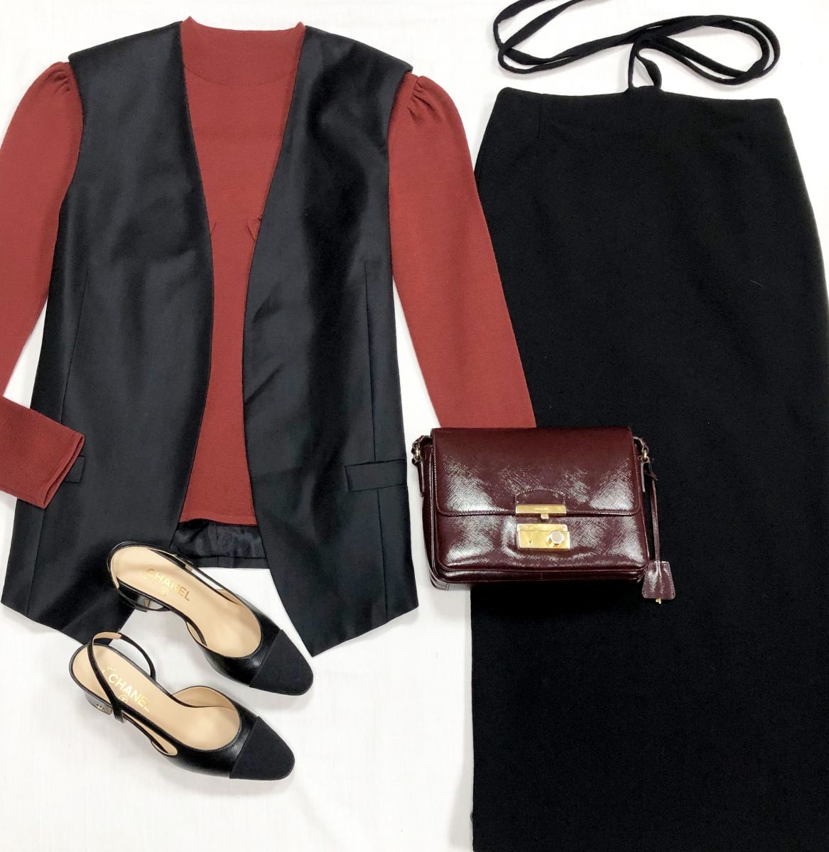 Жилет Les Coyotes размер 36 цена 7 828 руб
Юбка Izeta размер 42 цена 7 828 руб
Туфли Chanel размер 39.5 цена 93 930 руб
Сумка Prada