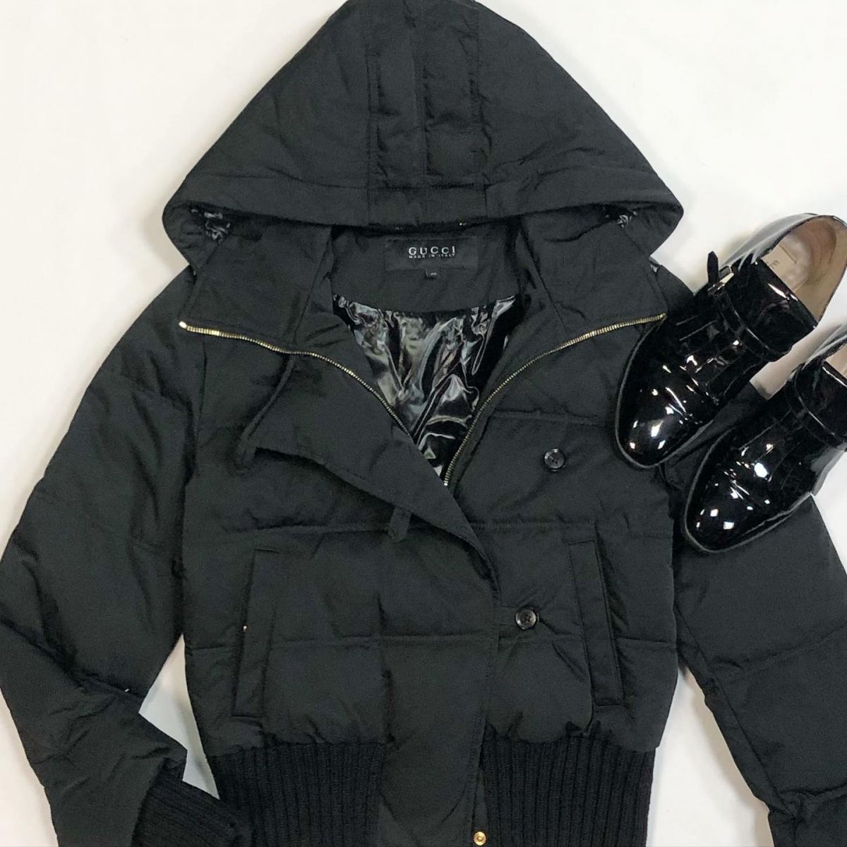 Куртка Gucci размер 40 цена 23 078 рубБотинки Valentino размер 38.5 цена 12 308 руб