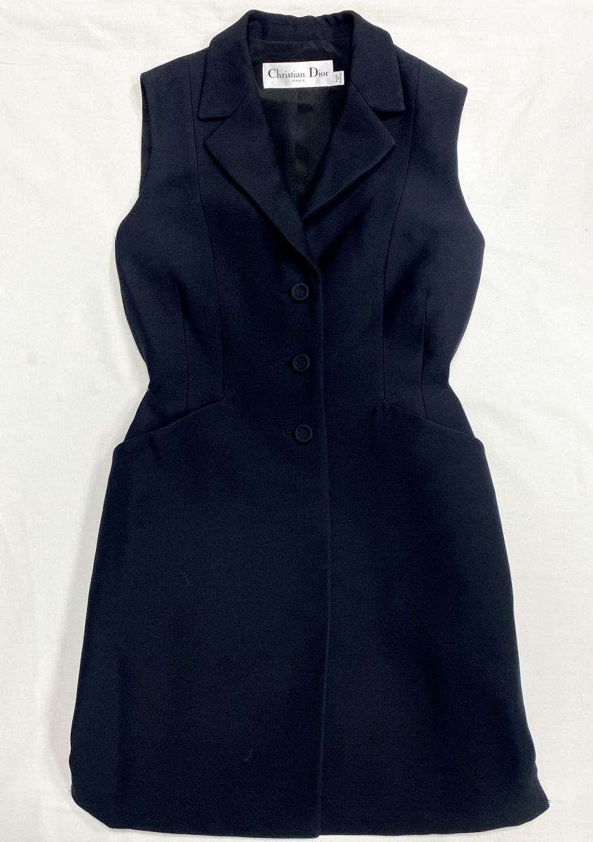 Платье Christian Dior размер 38 цена 46 965 руб
Туфли Christian Dior размер 39 цена 39 138 руб
Сумка Balenciaga 