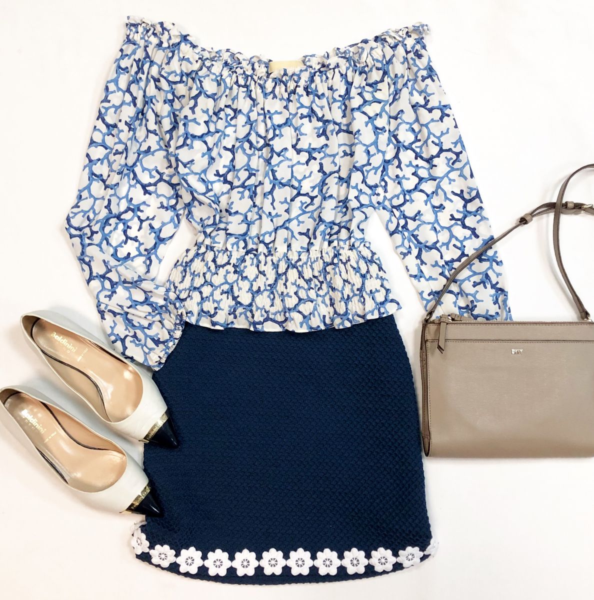 Блузка Michael Kors размер 4 цена 4 616 рубЮбка Moschino размер 42 цена 4 616 рубТуфли Baldinini размер 38 цена 7 693 рубСумка Dkny