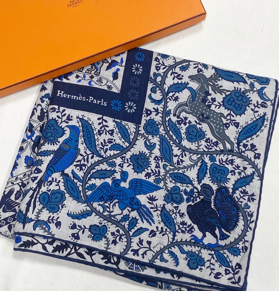 Палантин Hermes размер 140/140 цена 62 620 руб/ в коробке / 
