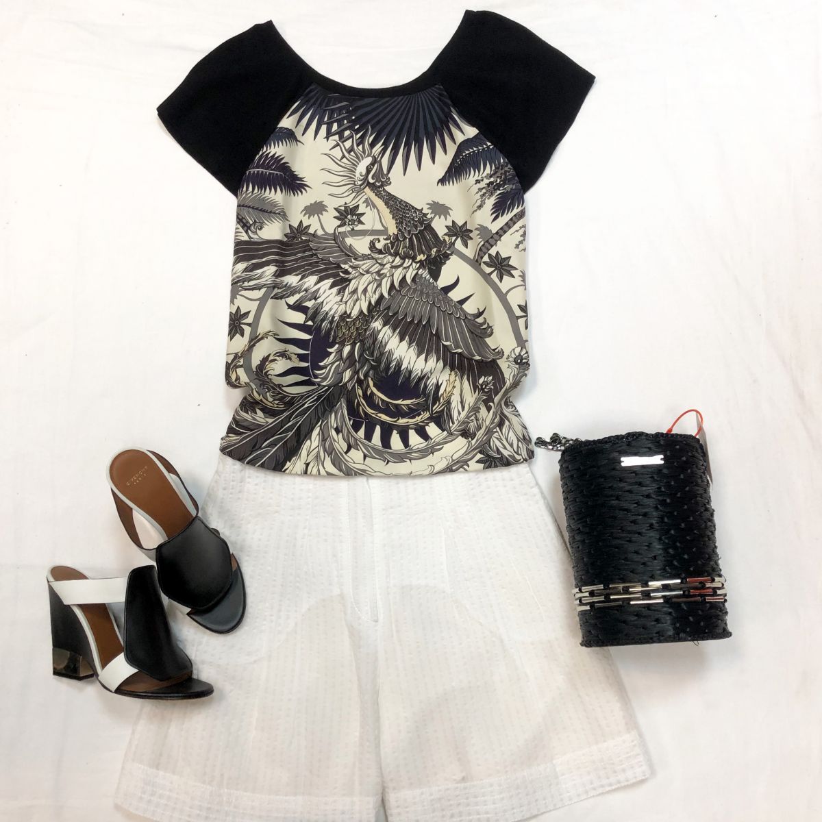 Кофта Hermes размер 34 цена 15 385 руб 
Шорты Chanel размер 36 цена 18 462 руб 
Босоножки GIVENCHY размер 38 цена 12 308 руб 
Сумка SeYANA