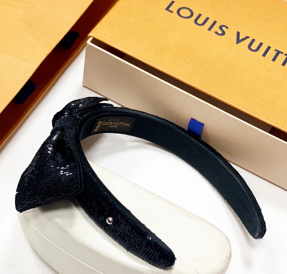 Ободок / пайетки / Louis Vuitton цена 15 385 руб 