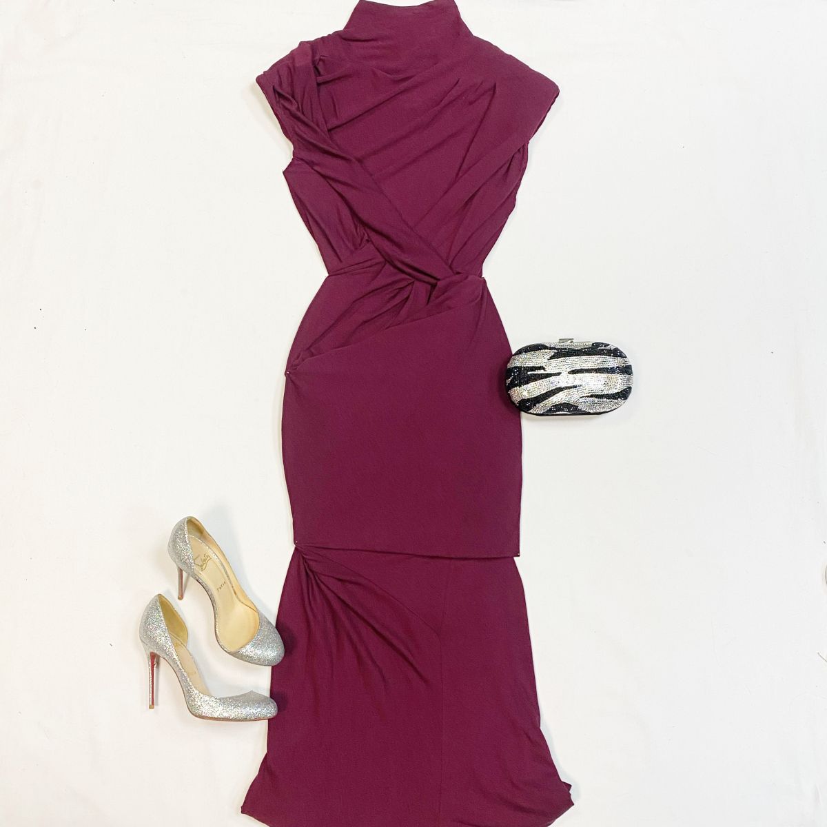 Платье Donna Karan размер S цена 15 385 рубТуфли Louboutin размер 37.5 цена 12 308 рубКлатч Lesilla