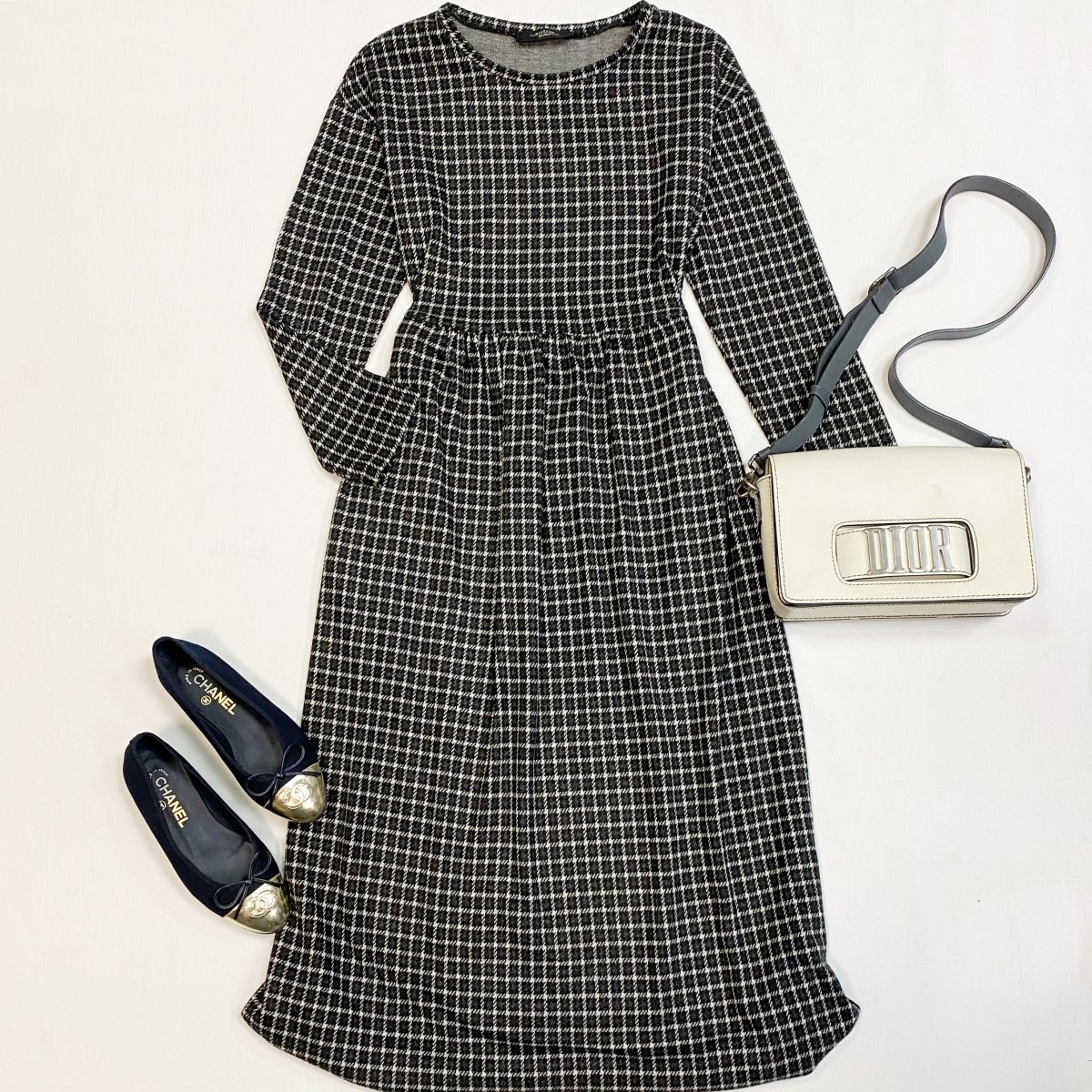 Платье Max Mara размер 40 цена 6 154 рубБалетки Chanel размер 36 цена 23 078 рубСумка Dior