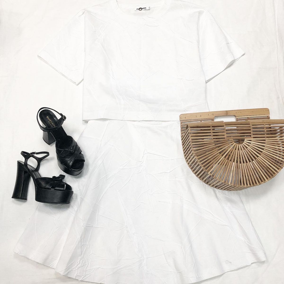 Костюм Jil Sander размер 38 цена 23 078 руб Босоножки Saint Laurent размер 38 цена 7 693 руб Сумка Cult Gaia