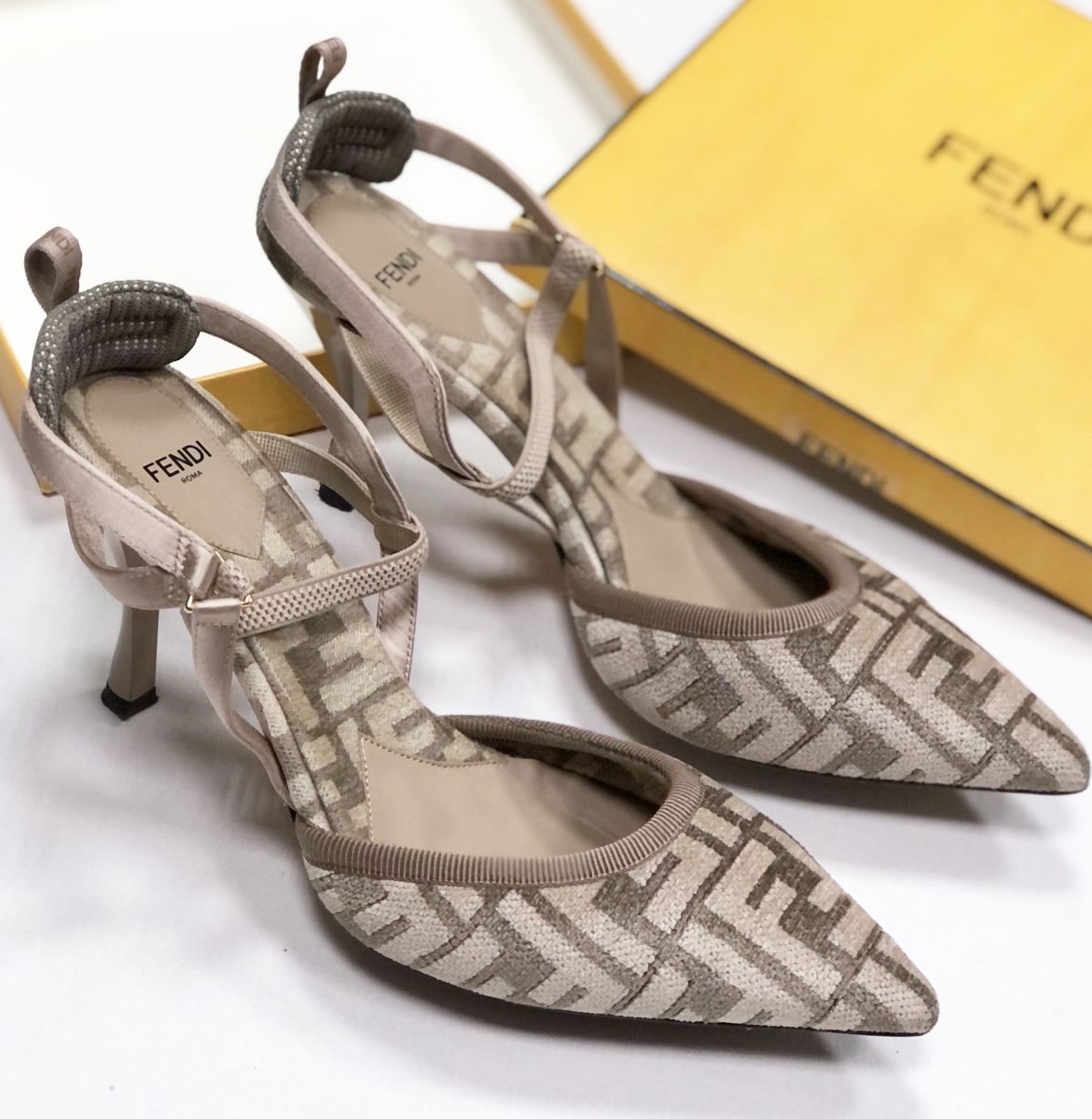 Босоножки Fendi размер 40 цена 31 310 руб