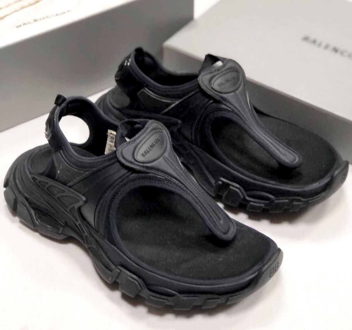 
Сабо Balenciaga размер 38 цена 23 483 руб
