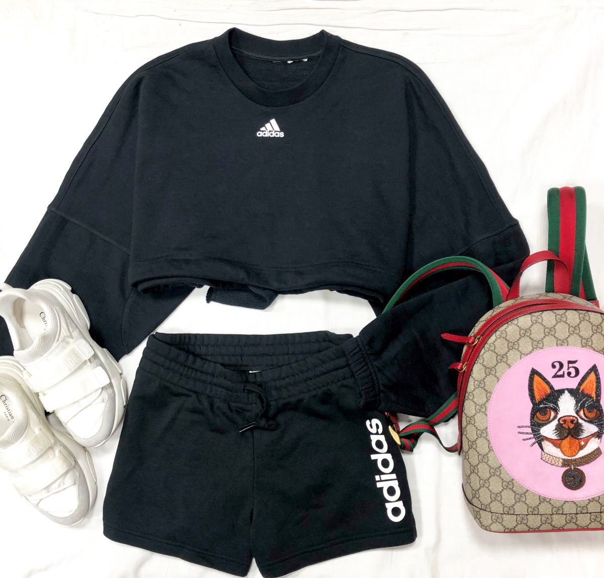 Костюм ADIDAS размер M цена 10 770 руб 
Кроссовки Christian Dior размер 37.5 цена 38 463 руб 
Рюкзак GUCCI