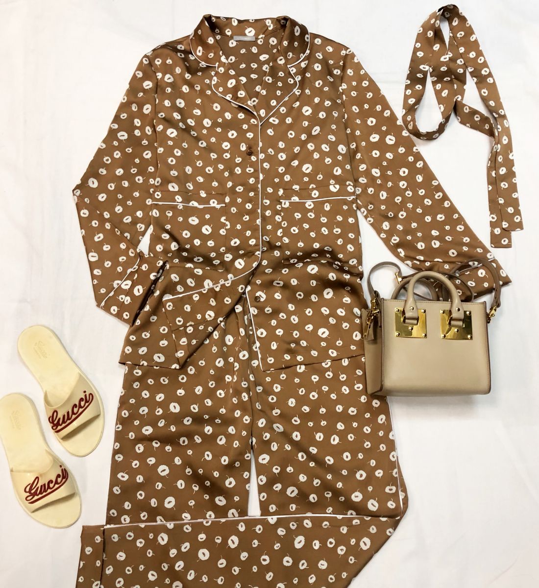 Костюм /шелк/
12Storeez размер S цена 7 693 руб 
Сабо GUCCI размер 37 цена 7 693 руб 
Сумочка SOPHIA WEBER
